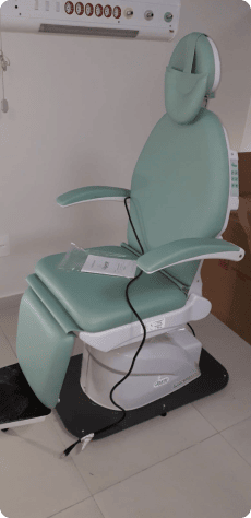 cadeira hospitalar para oftalmologista, na cor verde vista diagonal